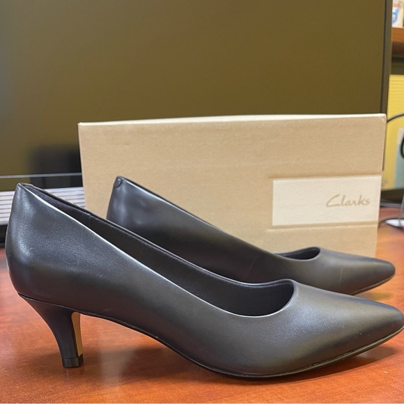 COPY - Clarks wide width pumps. - Picture 3 of 6
